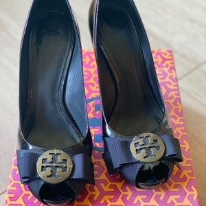 Tory Burch Emblem Patent Leather Peep Toe Pump